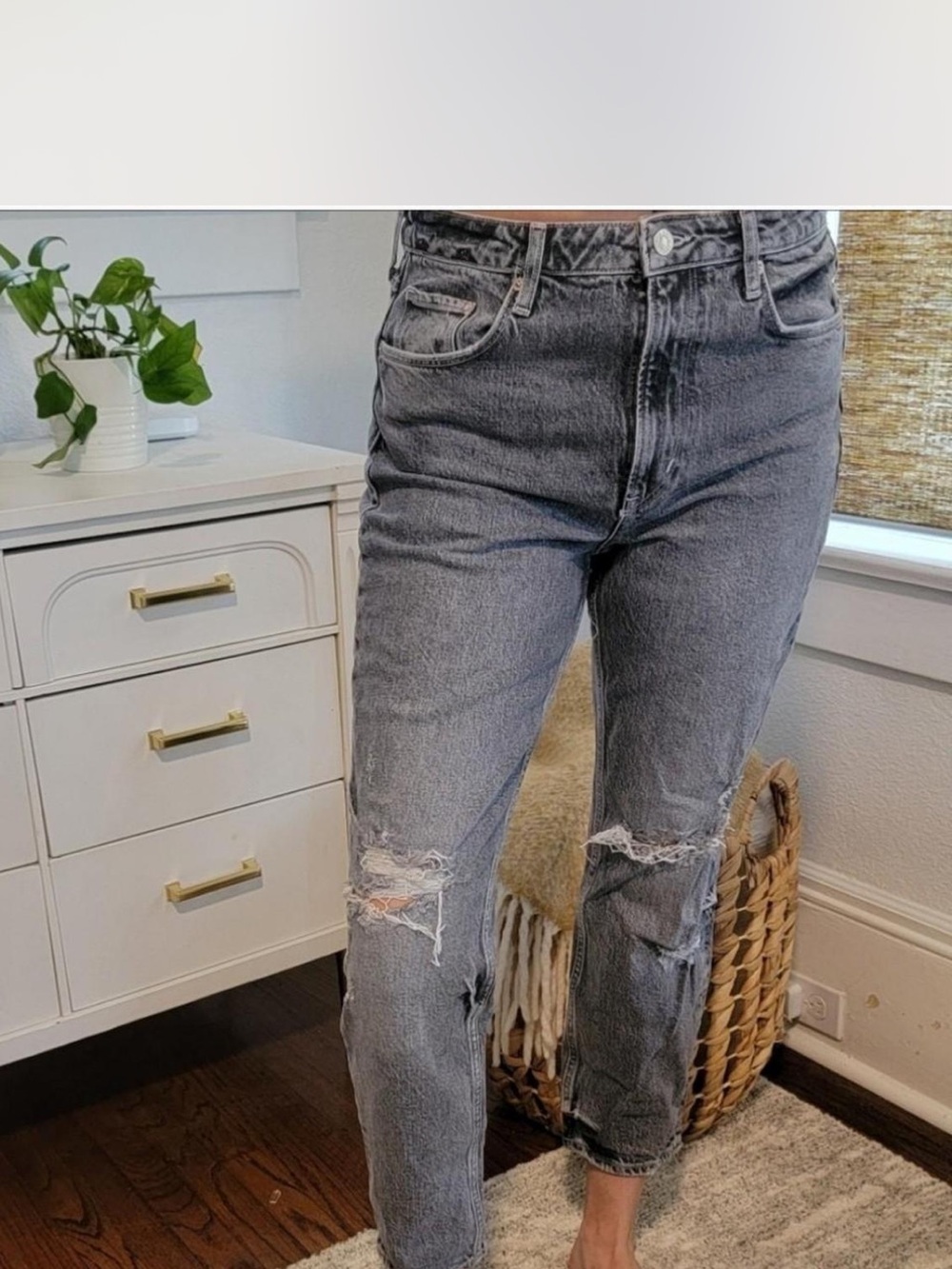 H&M Women's Distressed Cropped Jeans in Washed Gray